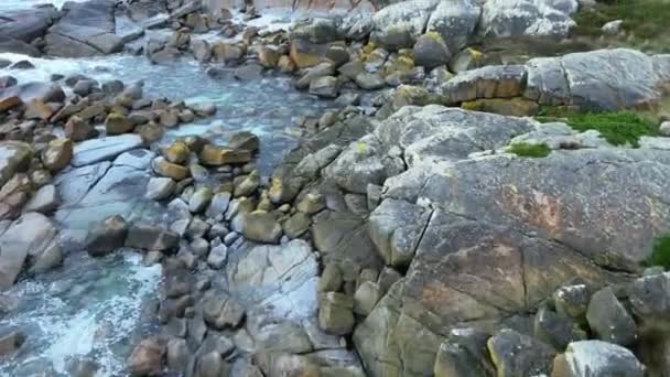 飞越塔斯马尼亚东北部火湾的五彩缤纷的岩石 — 图库视频影像