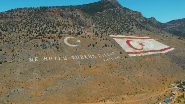 在塞浦路斯山上大量喷绘土耳其国旗的空中射击 — 图库视频影像