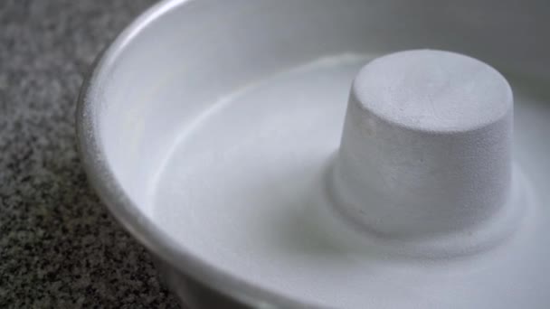 Moldeador Pastel Vacío Untado Con Mantequilla Harina Cerca Deslizador — Vídeo de stock