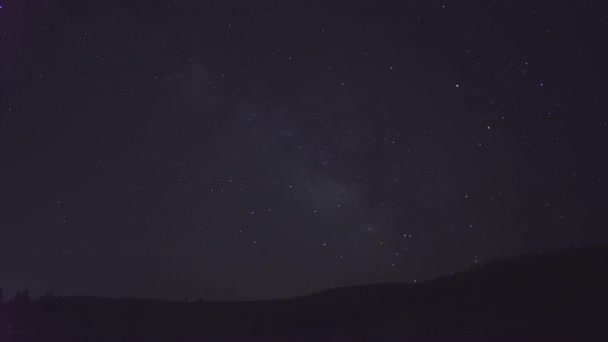 晴れた夏の夜にトラックキー カリフォルニアのドナー湖の上の星と天の川銀河の時間経過4Kの非常に明確な空の流れ星 — ストック動画