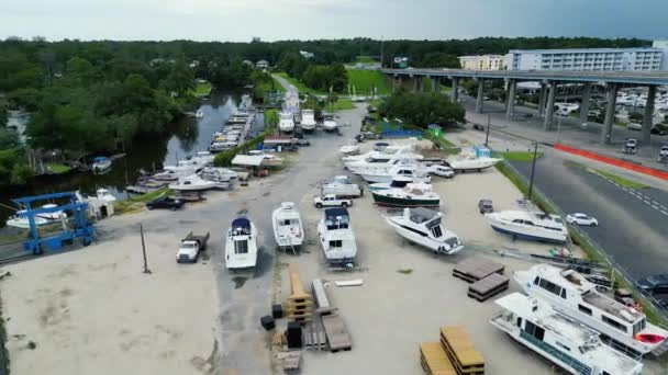 Boat Marina Docking Station Und Reparaturstation Rotierende Drohne Erschossen — Stockvideo