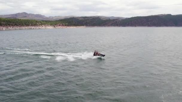 사람들 여름을 즐기고 곳으로 Riding Jet Ski Waverunner Sea Doos — 비디오