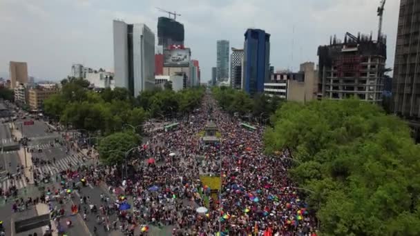 在墨西哥城庆祝骄傲日期间 俯瞰Avenida Paseo Reforma的空中景观 上升的无人驾驶飞机射击 — 图库视频影像