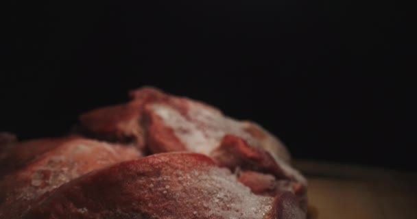 Comida Macro Close Congelado Carne Fatiada Vermelha Fresca Mesa Madeira — Vídeo de Stock