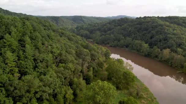 銀河バージニアの近くにウィルソンNcの口の近くに雨が降った後の新しい川の空中 — ストック動画