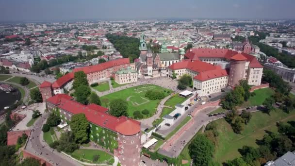 Drone Voando Para Trás Sobre Wawel Royal Castle Polônia — Vídeo de Stock