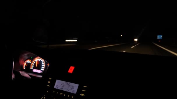 Tableau Bord Voiture Moderne Conduisant Nuit Sur Autoroute Terrestre Double — Video