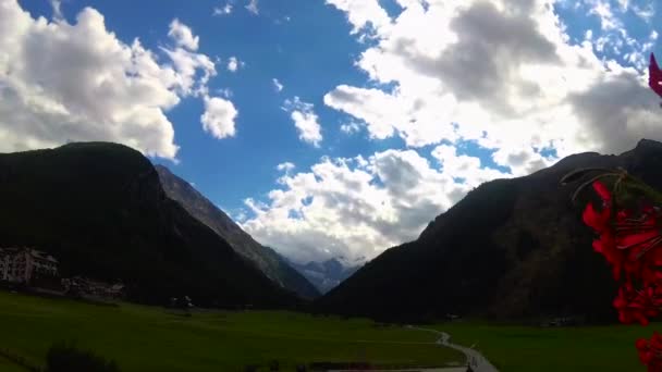 Timelapse Nubes Sobre Las Montañas Gran Paradiso — Vídeos de Stock