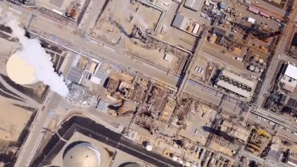 炼油厂 工业区 石油和天然气管道的自上而下视图 菲利普66在美国加利福尼亚州威明顿 空中无人驾驶飞机射击 — 图库视频影像