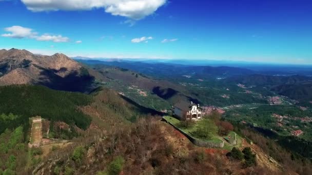 Drone Volo Sopra Intorno Una Chiesa Una Montagna — Video Stock