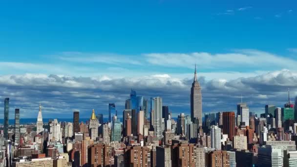 从高空俯瞰曼哈顿东侧的景色 在阳光灿烂的日子从东河上空拍摄 蓝天蓝云 摄像机在美丽的天空中放大时是固定的 — 图库视频影像