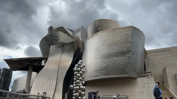 Timelapse Guggenheimova Muzea Bilbau Španělsko Zblízka Jarním Dni Měnícím Nebem — Stock video