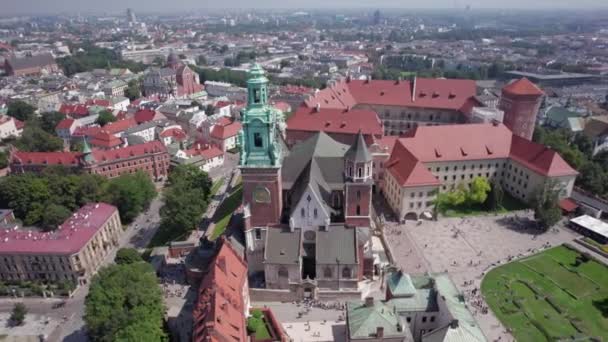 ポーランド クラクフのWawel大聖堂周辺の滑らかな軌道 — ストック動画