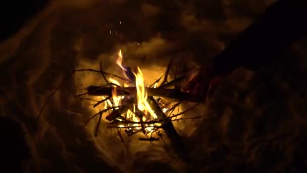 Людина Додає Колоди Вогню Ямі Снігу Під Час Холодної Зимової — стокове відео