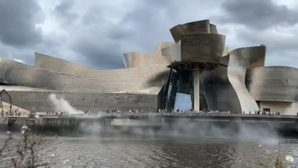 Timelapse Guggenheimova Muzea Bilbau Španělsku Jarním Dni Měnícím Nebem — Stock video