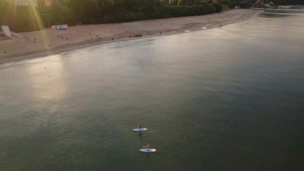 Plajda Sup Tahtalarını Kullanarak Açık Havada Romantik Bir Buluşma — Stok video