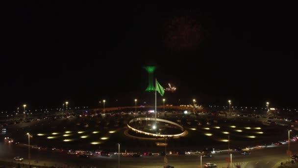 Nacht Met Vuurwerk Saoedi Arabische Vlag Wapperend Khobar Tower Achtergrond — Stockvideo
