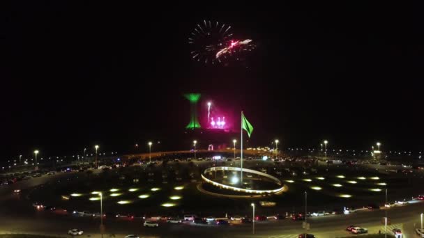 Luchtfoto Cirkelen Saoedi Arabische Vlag Fladderen Vuurwerk Nacht Khobar Tower — Stockvideo