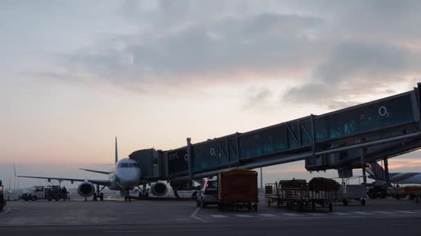 Flugverkehr München Zeitraffer Und Flugzeug Wird Auf Den Start Vorbereitet — Stockvideo