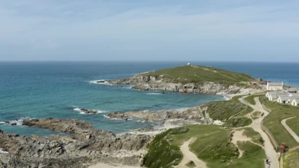 Yazın Newquay Cornwall Ngiltere Towan Burnu Uzanan Fistral Sahili Rocky — Stok video