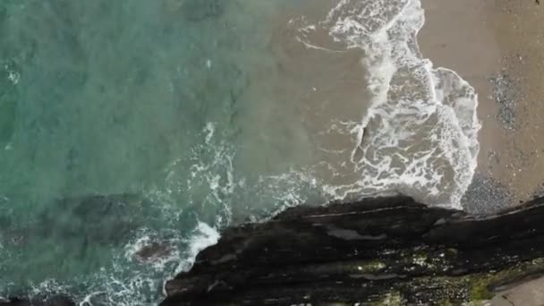 Blick Über Die Bemoosten Felsen Auf Den Klippen Von Polhawn — Stockvideo