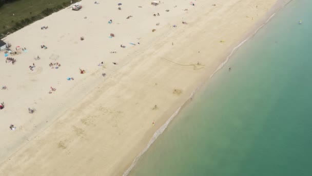 Туристи Enjoy Summer Sunshine Sandy Beach Ives Cornwall England Повітря — стокове відео