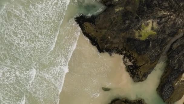 Vågor Kommer Till Stranden Med Mossy Rocks Kustlinjen Flyguppstigning — Stockvideo