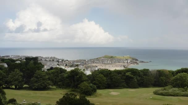 Los Exuberantes Árboles Revelan Estructuras Arquitectónicas Frente Playa Porthminster Beach — Vídeos de Stock