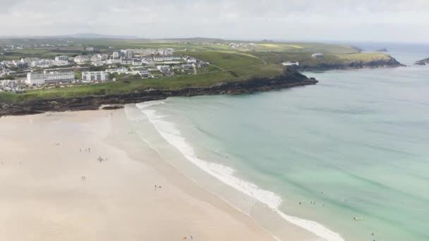 Vista Panorámica Playa Fistral Con Turistas Vacaciones Newquay Cornwall Reino — Vídeo de stock
