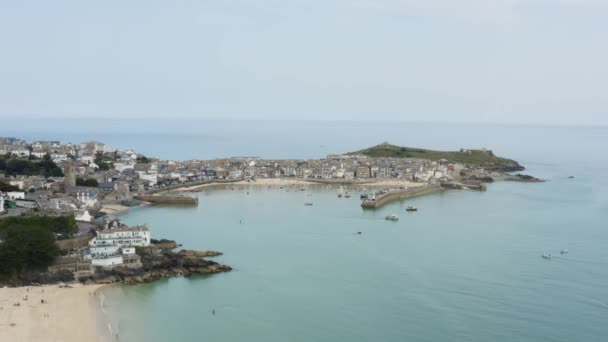Luftaufnahme Von Ives Harbour Mit Sandstrand Pier Und Uferstrukturen Cornwall — Stockvideo