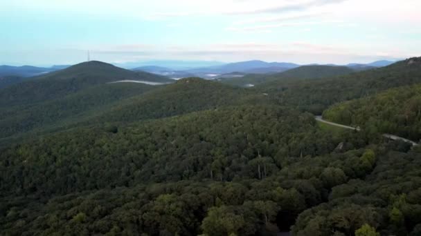 Blue Ridge Parkway Distancia Aérea Desde Abajo Grandfather Mountain — Vídeo de stock