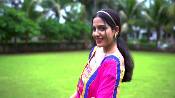 ナブラトリのための伝統的なChaniyaコーリの美しいインドの女性 ナブラトリ Navratri インドの祭りで チャンヤ コリの伝統衣装 — ストック動画