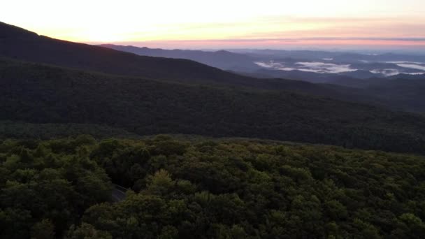 Повітряний Поштовх Над Деревами Нижче Гірської Вершини Сході Сонця — стокове відео