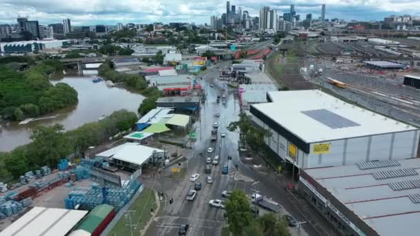 Pohled Boku Auta Křižující Zatopenou Silnici Brisbane Floods Drone Video — Stock video