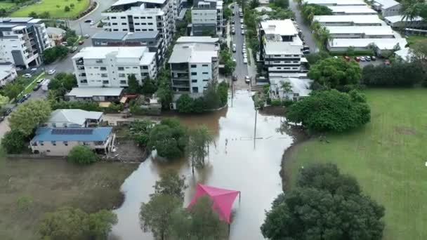 Drone Shot Van Overstroomde Huizen Gestrand Tussen Overstromingswater Brisbane Overstromingen — Stockvideo