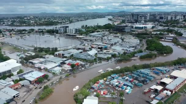 城市洪水泛滥的广角照片显示道路上的水和汽车卡住了 Brisbane Floods Drone Video 2022 Qld Aus — 图库视频影像