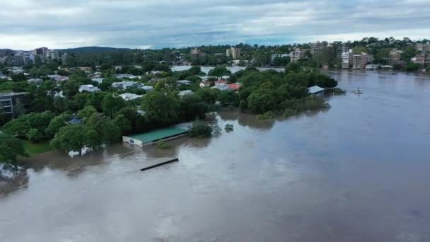 Záběr Shora Zaplavené Řeky Blízkého West Endu Brisbane Floods Drone — Stock video