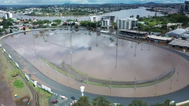 被水淹的鹰场赛马场的无人机画面 Brisbane Floods Drone Video 2022 Qld Aus — 图库视频影像