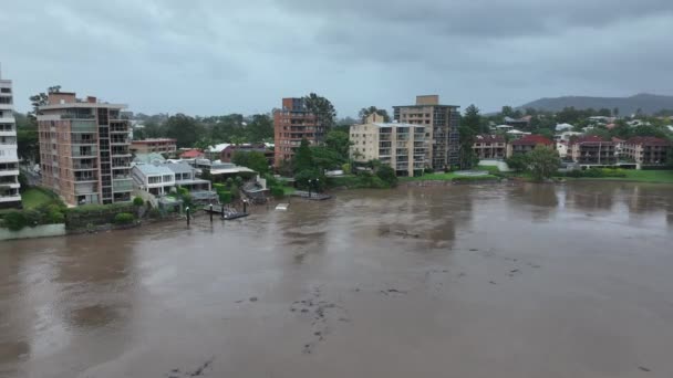 Záběr Dronů Zaplavené Řeky Brisbane Spoustou Viditelných Trosek Brisbane Floods — Stock video