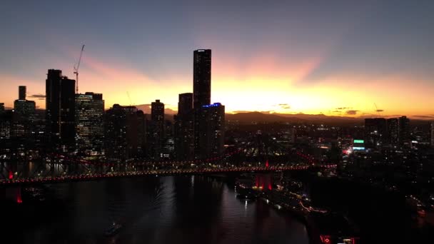夕日に撮影されたブリスベン市とストーリーブリッジの空中映像 川と都市のスカイラインの景色 ブリスベン クイーンズランド オーストラリア — ストック動画