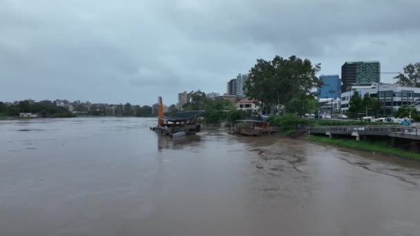 Niskokątny Strzał Drona Zniszczonego Terminalu Promowego Dla Kotów Brisbane Powódź — Wideo stockowe