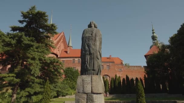 Nicolás Copérnico Monumento Cerro Catedral Fondo Frombork Polonia Panorámica — Vídeos de Stock