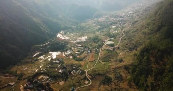 在越南萨帕市的一个巨大的农业山谷上空飞行时 在两辆缆车上方的宽空中拍了一响 — 图库视频影像