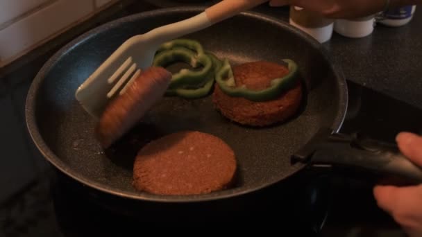 Cocinar Cocinar Hamburguesas Vegetarianas Con Pimienta Verde Una Estufa Cámara — Vídeo de stock