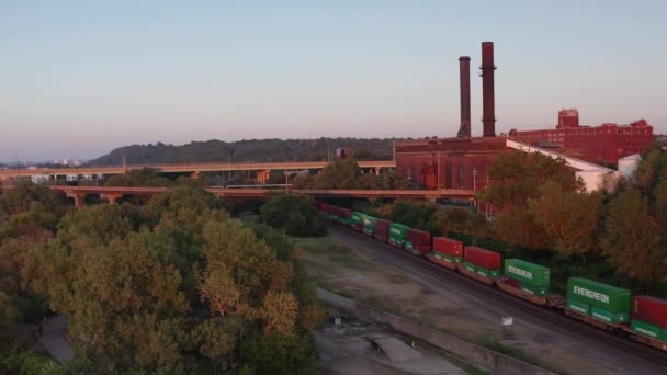 Vue Aérienne Ascendante Panoramique Train Marchandises Passant Long Rive Rivière — Video