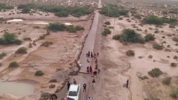 Luftaufnahme Eines Lastwagens Der Nahrungsmittelhilfe Nach Überschwemmungen Abgelegenen Gebieten Belutschistan — Stockvideo