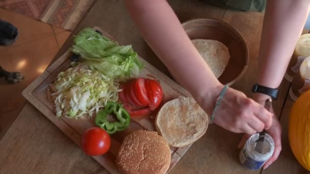 Masak Menyiapkan Burger Vegetarian Lezat Menambahkan Mayo Vegan Dalam Gerakan — Stok Video
