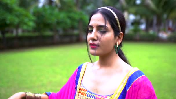 Wanita India Yang Cantik Dalam Chaniya Choli Tradisional Untuk Navratri — Stok Video