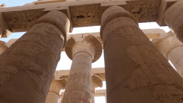 Vista Antiguas Columnas Con Jeroglíficos Complejo Del Templo Karnak Famoso — Vídeos de Stock