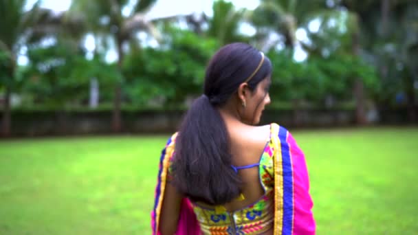 美丽的印度女人在传统的Chiniya Choli为肚脐 Navratri是印第安人节 Chaniya Choli是印第安人的传统服装 — 图库视频影像